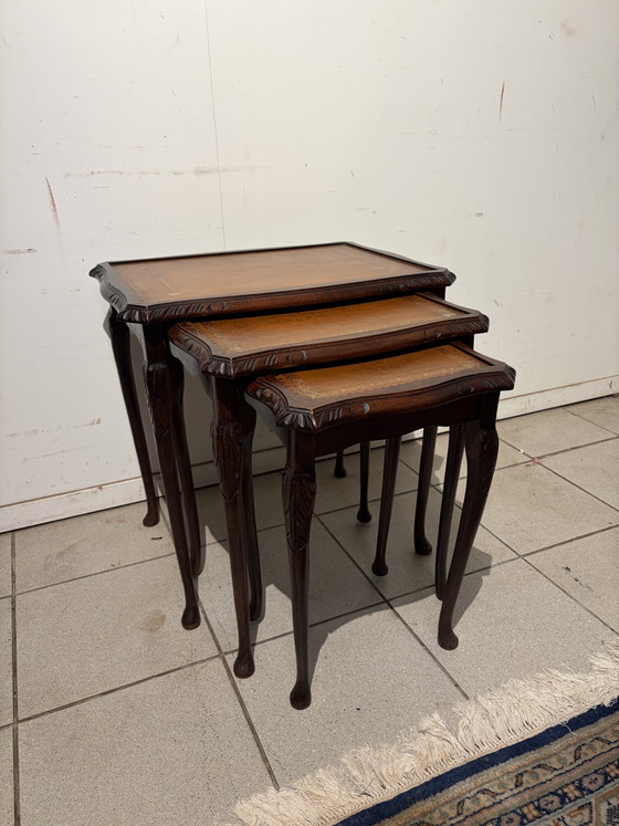 Vintage Miniset Met Leren Inlegwerk – Bijzettafels, Wood, Leather (photo 3 of 7)