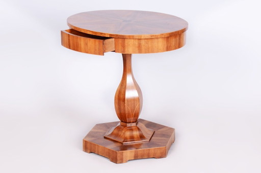 Petite table Biedermeier restaurée, par J. Danhauser, noyer, épicéa, Autriche, années 1820 – bijzettafels, Wood