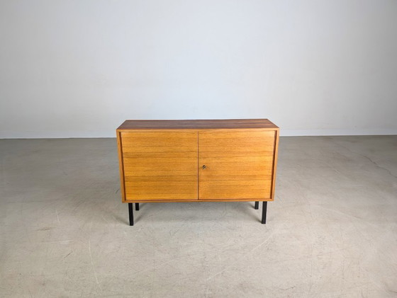 Image 1 of Buffet Midcentury en noyer Buffet Vintage 1960 Commode