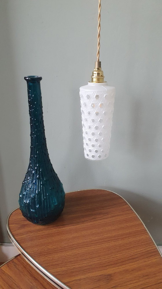 Image 1 of Suspension vintage milieu du siècle, forme conique, verre pressé dépoli à motifs