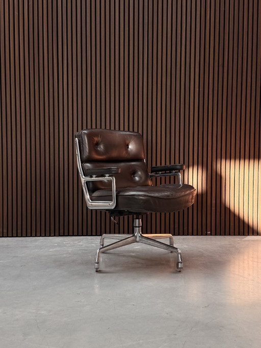 Herman Miller Eames Lobby Chair ES 104 - Premium leer F Chocolade