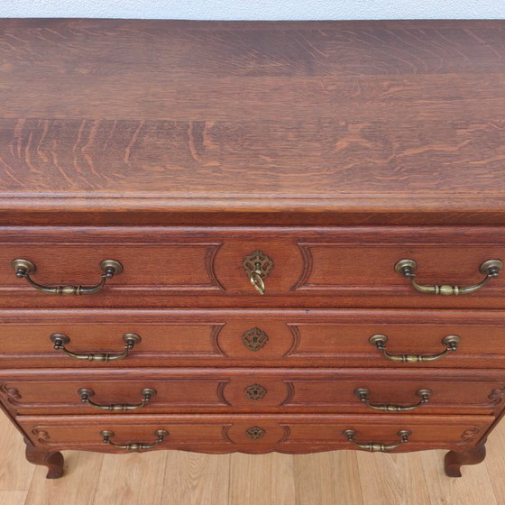Image 1 of Cassettiera/comò vintage in legno rustico, stile Queen Anne
