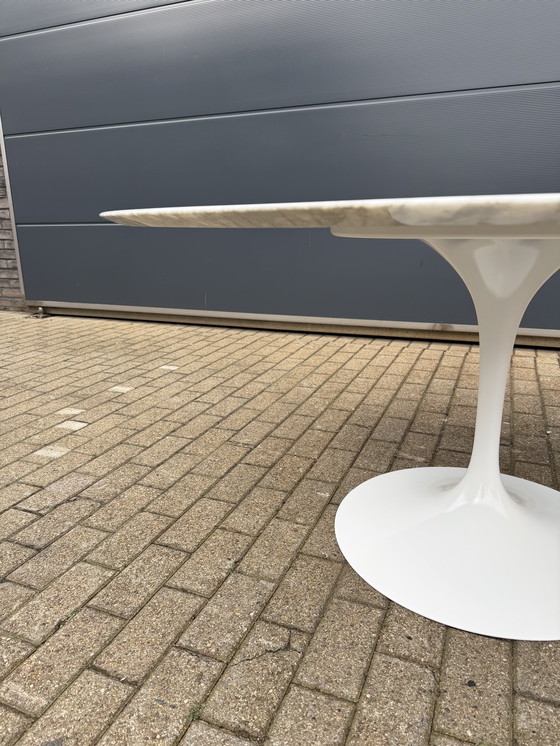 Image 1 of Original round Knoll Tulip dining table (152cm) in Carrara marble, Eero Saarinen
