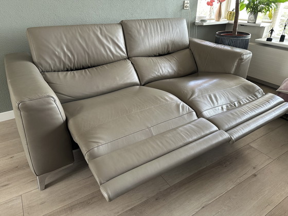 Image 1 of Sofá de 2,5 plazas de piel Natuzzi, de accionamiento eléctrico.