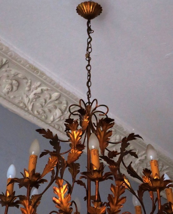 Gran lámpara de araña de ocho luces, de hojalata dorada patinada de mediados de siglo, diseñada por Hans (photo 5 of 10)