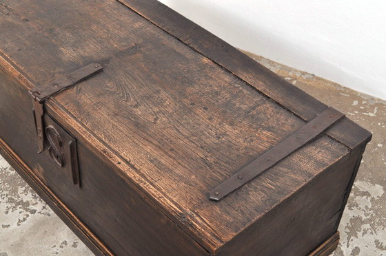 Image 1 of Coffre ancien en chêne provenant d'un monastère, années 1780