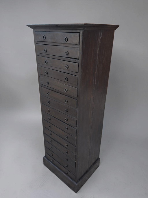 Antike Kommode, Apothekerschrank, Aktenschrank, charakteristische Altersspuren, Maße: 52x42cm und 140cm hoch. (photo 2 of 5)