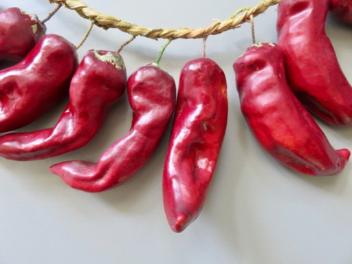 Hilera de pimientos de Espelette, País Vasco, Francia, décadas de 1960-1970.