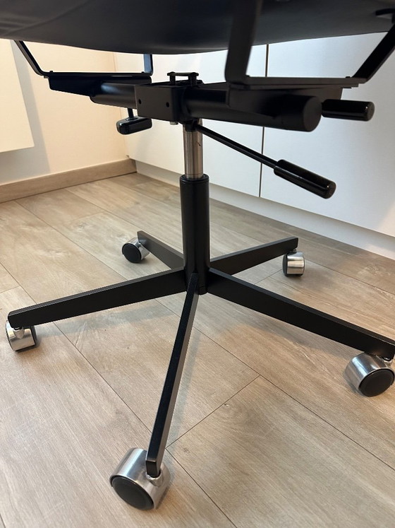 Bulo Vincent Van Duysen black office chair with wooden armrests, Bulo - design by Vincent Van Duysen, Leather (photo 8 of 11)