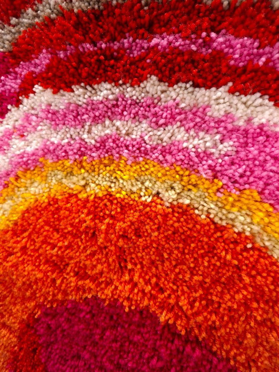 Image 1 of Tapiz de pared de pelo alto color rojo rosado atardecer de los años 70.