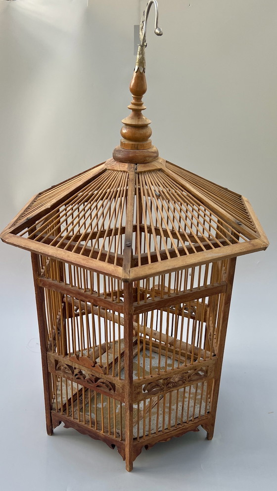 Image 1 of Dekorativer handgefertigter Vogelkäfig mit Holzvogel – Asien, ca. 1950er–1960er Jahre