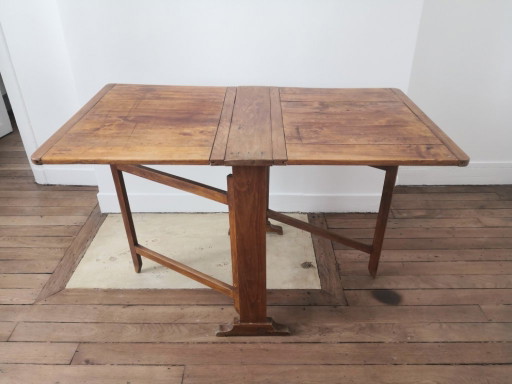 Folding table