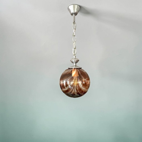 Image 1 of Portugese Art Deco revival hanglamp met bruine, handgeblazen glazen bol in spiraalvorm van Marinha Grande, jaren 60.