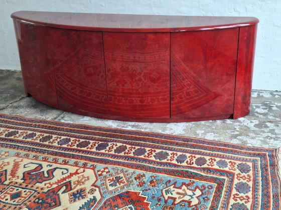 Image 1 of Buffet italien convexe en parchemin laqué par Aldo Tura