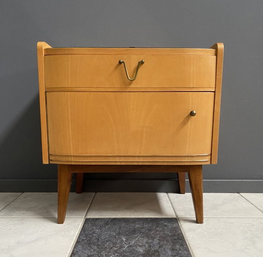 Mobile comodino in legno biondo con piano in vetro