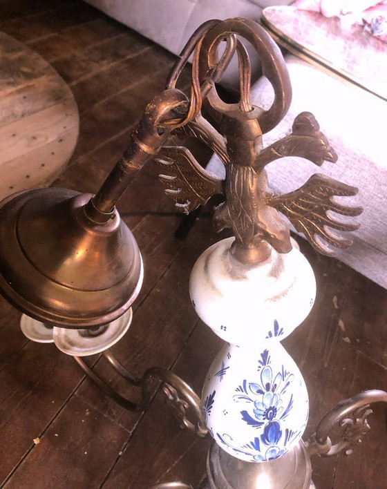 Image 1 of Imposante kroonluchter - Vlaams of Nederlands - van Delfts porselein en messing, uit de jaren 1930, met 12 kaarsen