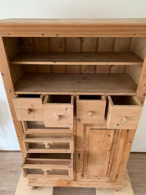 Prachtig kast engels pinewood met veel lades met etalagevenster vakmanschap