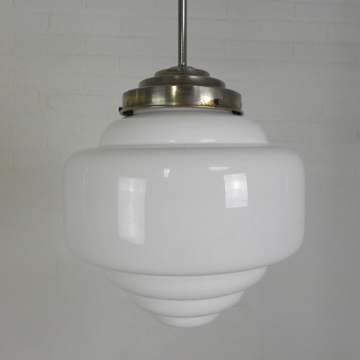 Lámpara colgante Art Déco con pantalla opalina escalonada, década de 1930.