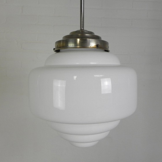 Image 1 of Lámpara colgante Art Déco con pantalla opalina escalonada, década de 1930.