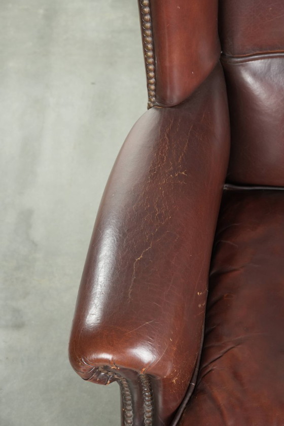 Image 1 of Splendida poltrona vintage in pelle di pecora con schienale alto, dalle dimensioni belle e discrete.
