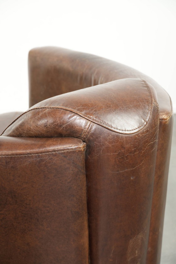 Image 1 of Karaktervolle en stoere donker cognac bruine rundleren Aviator design fauteuil/ armchair met een interessante vorm