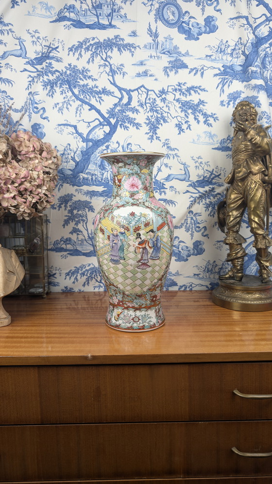 Image 1 of Vaso in porcellana cinese di Canton con decorazione a palazzo e floreale firmato Nian Qian Zhilong metà del XX secolo