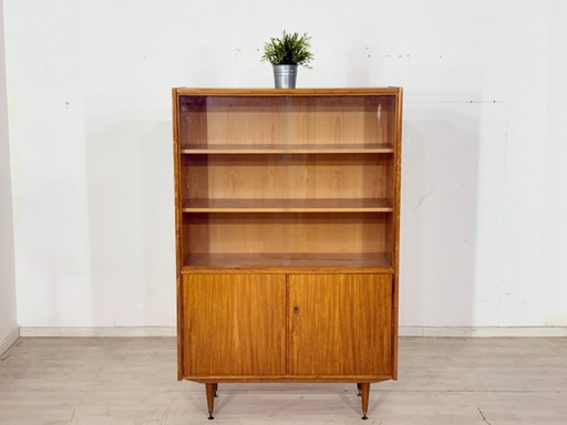 Designklassiker von 1966: Highboard aus edlem Nussbaumfurnier / Vintage Vitrine / Mid-Century Wohnzimmerschrank
