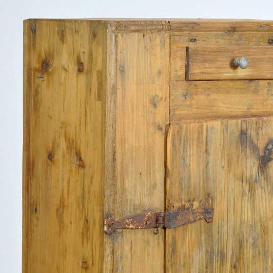 Rustikaler Kiefernschrank, um 1920 – Schränke, Iron, Wood (photo 6 of 11)