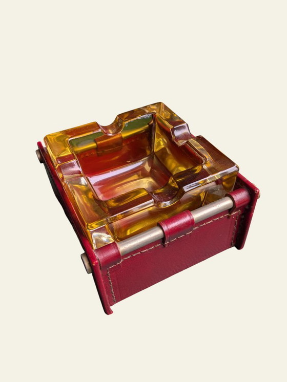 Image 1 of Raro posacenere di metà secolo in vetro giallo con custodia in pelle rossa | anni '60 vintage