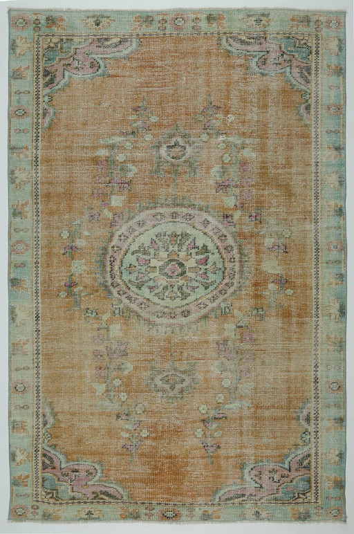 Tappeto turco vintage 240x156 cm – Tappeto in lana annodato a mano dai toni pastello tenui con motivo a medaglione