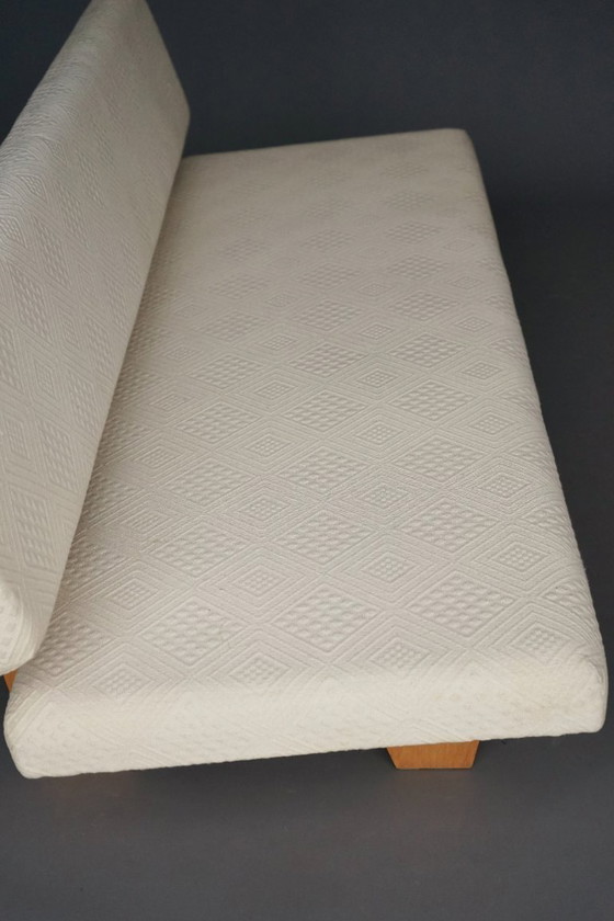 Image 1 of Compacte designbank uit de jaren 60 met houten onderstel in de stijl van Pastoe