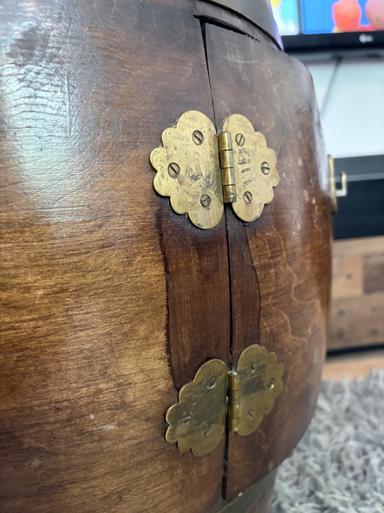 Image 1 of Mueble bar auténtico hecho con un barril de whisky e iluminación – Muebles únicos