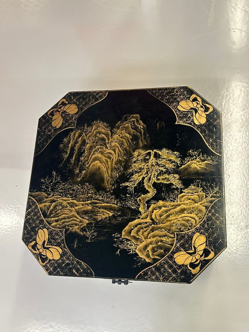 Due bauli laccati ottagonali asiatici d'epoca con immagini color oro.