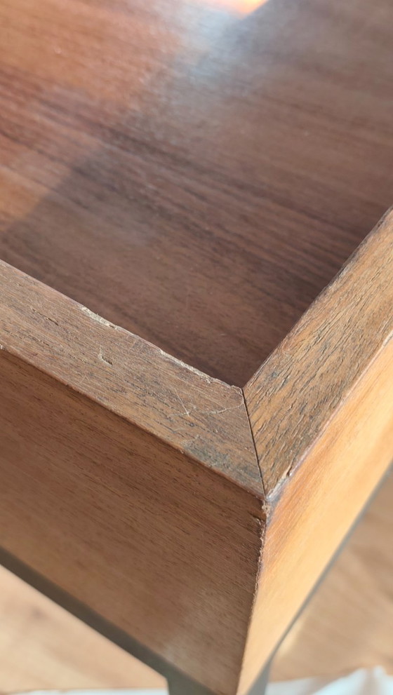 Image 1 of Un vecchio tavolo da lavoro riadattato come grande tavolino da caffè