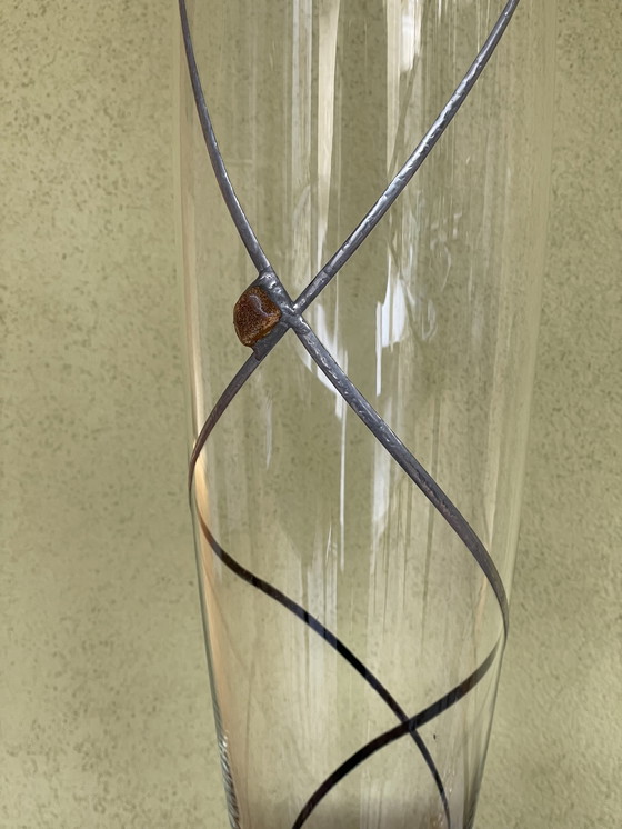 Image 1 of Set van 2 unieke mondgeblazen vazen bewerkt met loodstrip en barnsteen