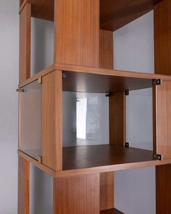 Image 1 of GROTE VINTAGE ITALIAANSE ONTWERP HOUTEN CENTRALE DRAAIBARE BOEKENKAST UIT DE JAREN 60