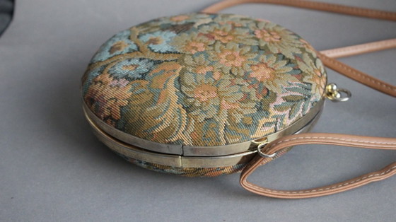 Image 1 of Ronde vintage handtas met petit point-borduurwerk