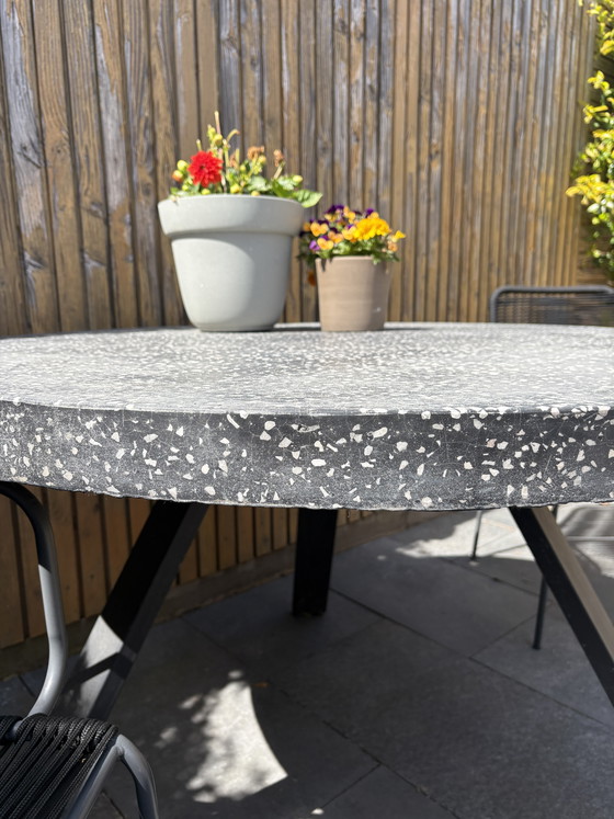 Image 1 of Conjunto de mesa de jardín de granito Kave Home con 4 sillas.