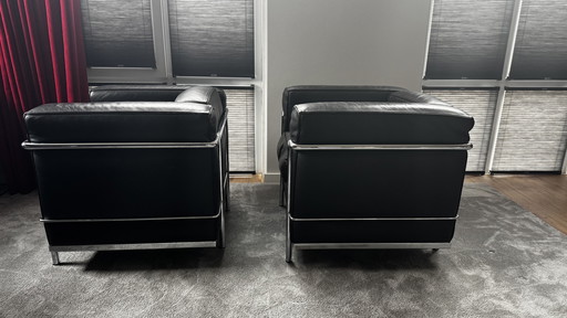 Le Corbusier Cassina LC2 Fauteuils (2x) avec Le Corbusier Hocker LC2