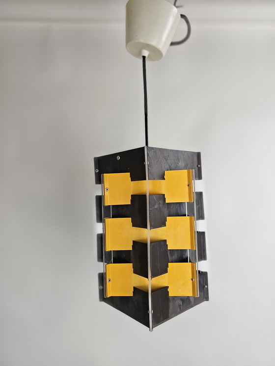 Image 1 of Lampada a sospensione cubista in plastica e metaa di l J. Hoogervorst per Anvia Almelo, anni '70
Stato: