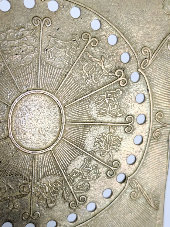 Calendrier perpétuel de table en laiton antique avec motif solaire et zodiaque – Objets déco, Brass (photo 10 of 12)