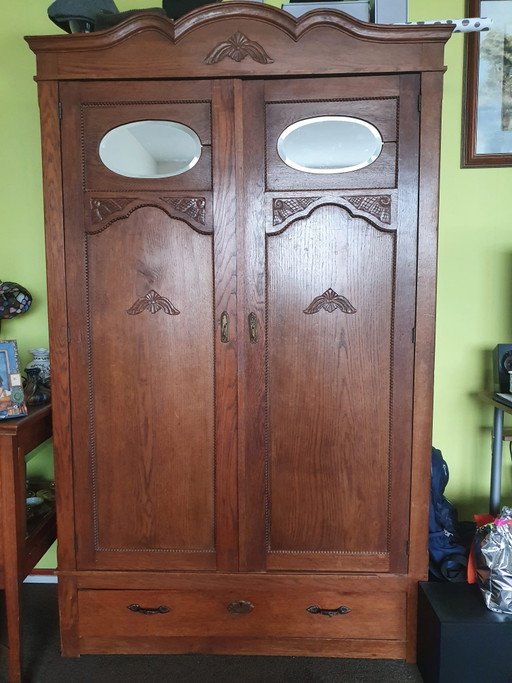 Schöner Eichen-Wäscheschrank