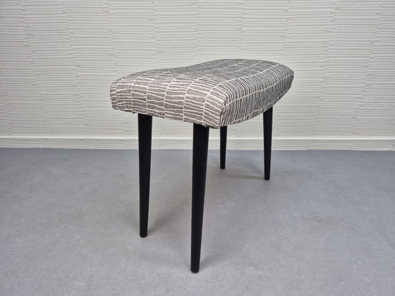 Image 1 of Vintage voetenbank/kruk zwarte poten. Nieuwe stoffering.