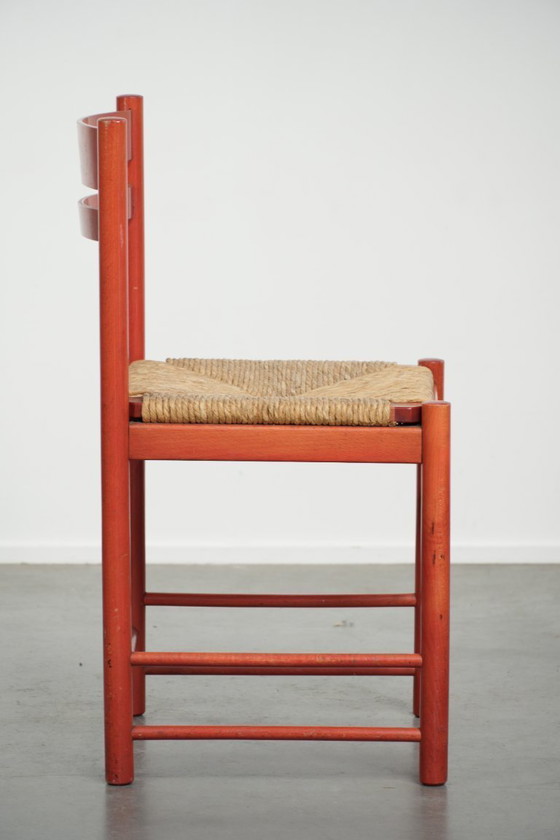Image 1 of Schöner roter Vintage-Holzstuhl aus den 70er Jahren mit einer Sitzfläche aus geflochtenem Rohrgeflecht.
