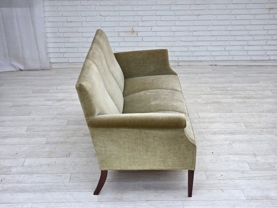 Image 1 of Divano a 3 posti danese degli anni '60, in velluto verde chiaro.