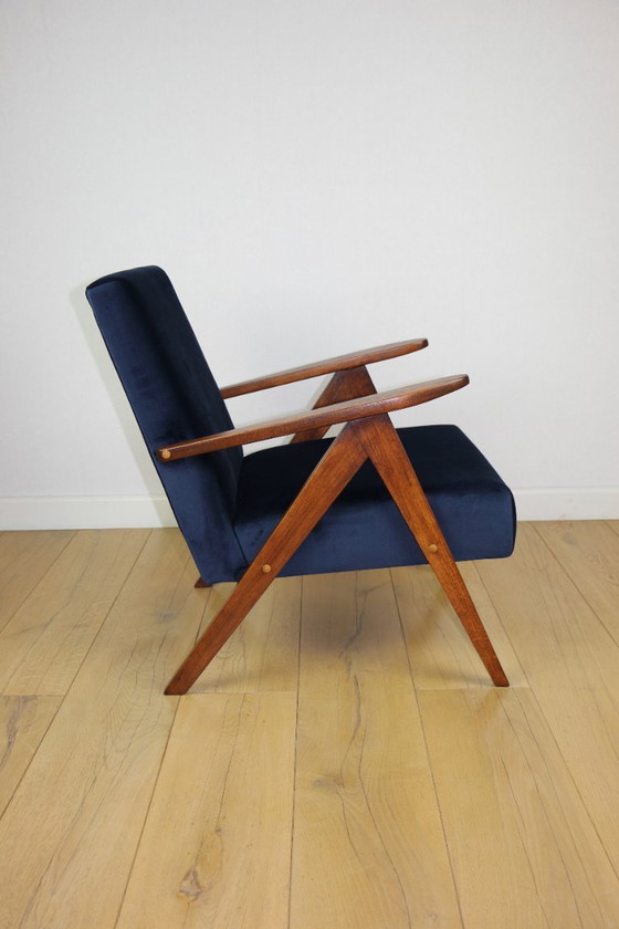 Image 1 of Fauteuil classique Var B-310, velours bleu marine vintage années 1960, bois foncé - 2 exemplaires disponibles