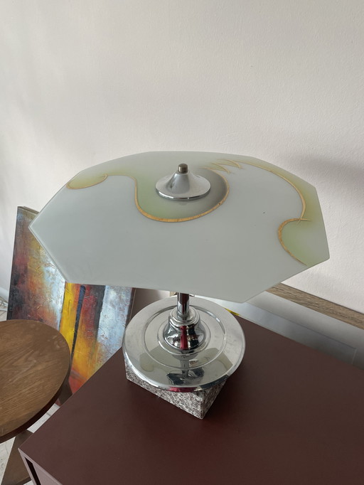 Mid century tafellamp met mooie glazen kap 