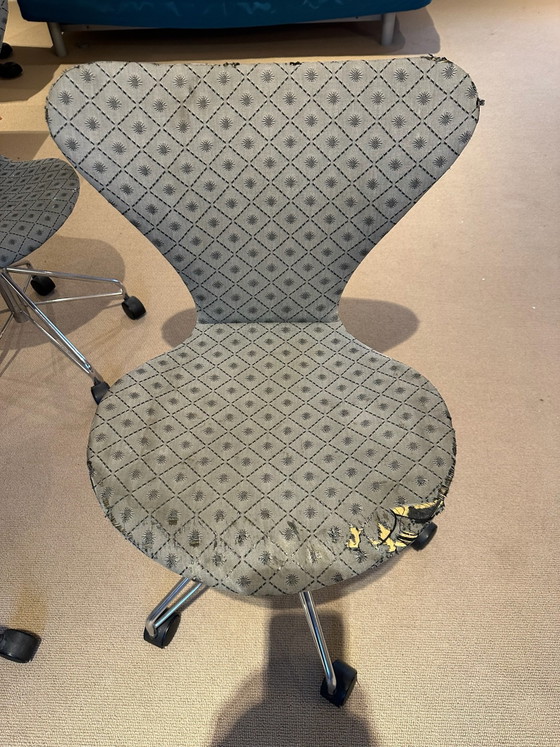 4 x Fritz Hansen Series 7 Chairs, Arne Jacobsen, Original Osborne & Little Fabric, Swivel chairs, Chrome (photo 14 of 15)