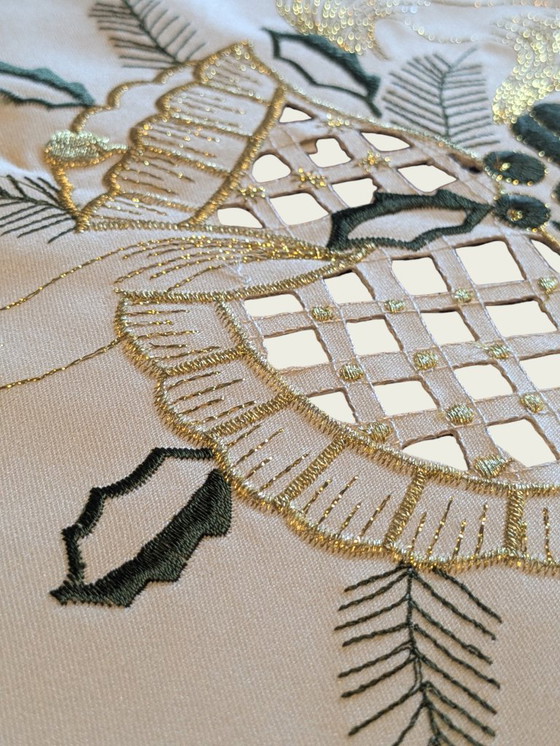 Image 1 of 80er Jahre Vintage Weihnachts-Tischdecke – Weiß mit grün-goldenem Dekor, Polyester