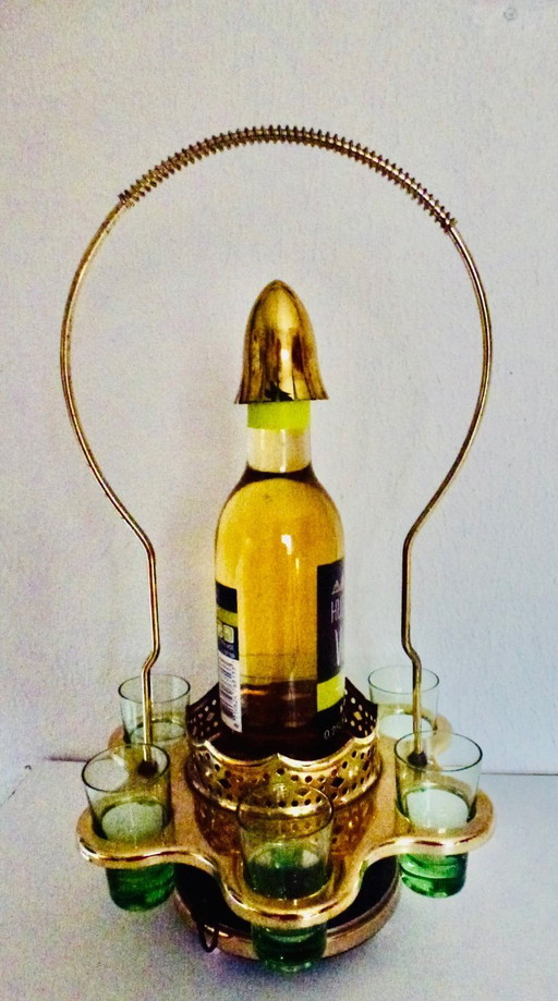 Manège musical comprenant 6 verres à liqueur, avec poignée (bouteille pour décoration).